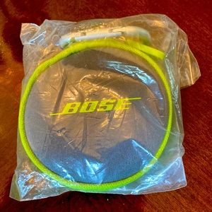 Bose ear bud carry case with carabiner to attack to belt or bag. New no tags.